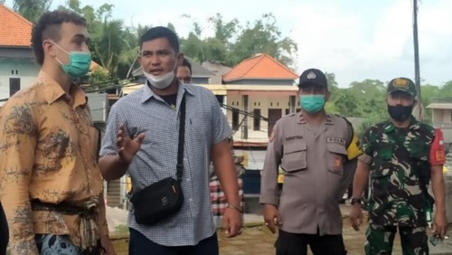Bule yang memanjat Beringin di kuburan Desa Adat Kelaci Kelod, Samuel Lockton (kiri), datang saat upacara mareresik yang dilakukan prajuru Desa Adat Kelaci Kelod, Desa Abiantuwung, Kecamatan Kediri, pada Senin (13/6/2022).