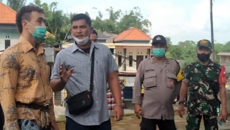 Bule yang memanjat Beringin di kuburan Desa Adat Kelaci Kelod, Samuel Lockton (kiri), datang saat upacara mareresik yang dilakukan prajuru Desa Adat Kelaci Kelod, Desa Abiantuwung, Kecamatan Kediri, pada Senin (13/6/2022). Bule yang memanjat Beringin di kuburan Desa Adat Kelaci Kelod, Samuel Lockton (kiri), datang saat upacara mareresik yang dilakukan prajuru Desa Adat Kelaci Kelod, Desa Abiantuwung, Kecamatan Kediri, pada Senin (13/6/2022).