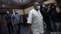 Bupati Langkat non aktif Terbit Rencana Perangin Angin bersama Iskandar Perangin Angin memasuki ruang sidang Pengadilan Tipikor, Jakarta Pusat, Senin (13/6/2022).