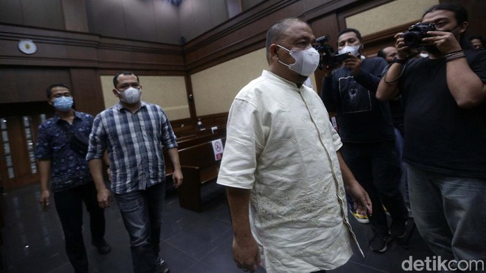 Bupati Langkat non aktif Terbit Rencana Perangin Angin menjalani sidang di Pengadilan Tipikor, Jakarta. Sidang beragendakan pembacaan dakwaan kepada Terbit dalam kasus dugaan suap.