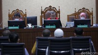 Selain Iskandar tiga anak buahnya dari pihak swasta yaitu Marcos Surya Abdi, Isfi Syahfitra dan Shuhanda Citra juga menjalani sidang pembacaan dakwaan hari ini.
