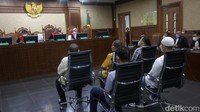 5 Terdakwa duduk di kursi pesakitan.