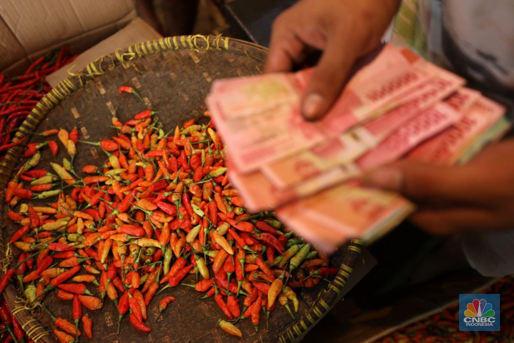 Cabai rawit merah di Pasar Induk Kramat Jati, Senin (13/6/2022). (CNBC Indonesia/ Tri Susilo)