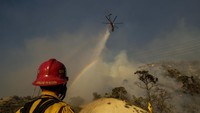 Area kebakaran yang sulit terjangkau memaksa petugas mengerahkan helikopter untuk memadamkan api.