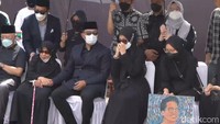 Saat jenazah Eril dimakamkan, Zara duduk di samping ibundanya, Atalia Praratya. Lukisan berwajah Eril yang tengah tersenyum itu masih dipegang Zara. (Foto: Youtube Humas Jabar)