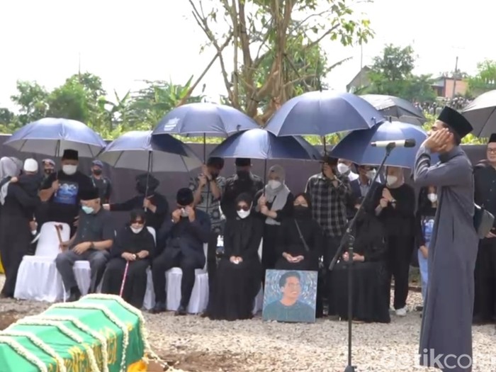 Camillia Laetitia Azzahra membawa lukisan bergambar Emmeril Kahn Mumtadz (kanan) Camillia Laetitia Azzahra membawa lukisan bergambar Emmeril Kahn Mumtadz (kanan)