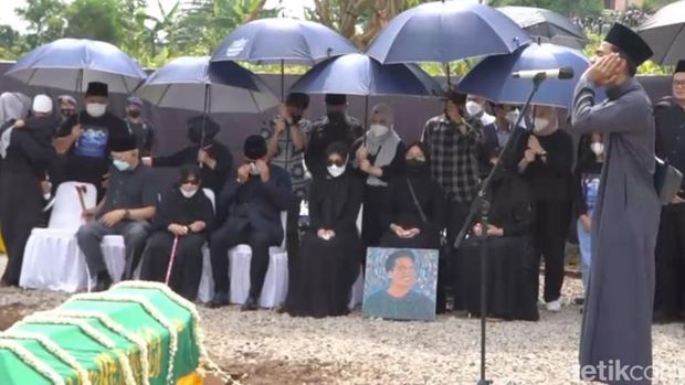 Camillia Laetitia Azzahra membawa lukisan bergambar Emmeril Kahn Mumtadz (kanan)