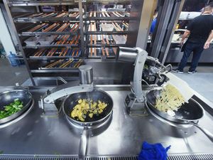 Canggih! Robot Jadi Juru Masak Restoran di China