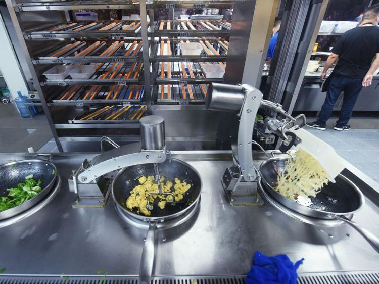 Canggih! Robot Jadi Juru Masak Restoran di China