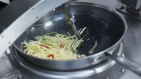 Tak hanya menjadi koki, robot-robot juga banyak digunakan sebagai pengantar makanan di restoran di China.  