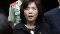 Laporan KCNA soal rapat pleno itu tidak menyebut soal kemampuan nuklir dan uji coba rudal Korut, maupun AS dan Korea Selatan (Korsel). Namun, dilaporkan KCNA bahwa Kim Jong-Un dalam rapat itu menegaskan kembali prinsip kekuatan untuk kekuatan yang tidak akan menyerah satu inci pun dalam mempertahankan kedaulatan nasional.KCNA juga menyebut bahwa Kim Jong-Un memberikan tugas militer untuk pasukan Korut dan departemen penelitian pertahanan. (AP/Andy Wong)
