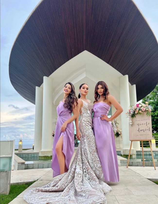 Cinta Laura berpose dengan Jihane Almira dan Suzana Sameh. Keduanya menjadi bridesmaid mengenakan gaun warna lilac. Foto: Instagram/@claurakiehl @susansameeh