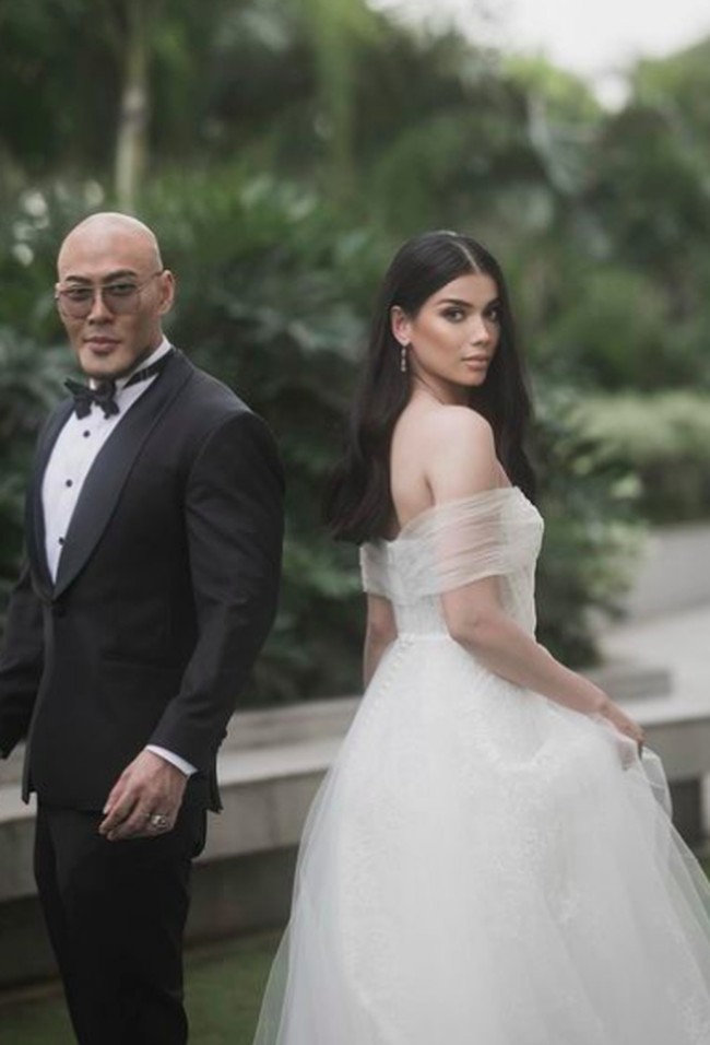 Sabrina Chairunnisa juga menjatuhkan pilihan pada Hian Tjen untuk tampil maksimal di resepsi pernikahan dengan Deddy Corbuzier. Model dan influencer ini mengenakan ballgown berbahan tulle dengan detail lace dan bordir bernuansa dreamy. Aksen tulle pada bagian lengan yang memberi ilusi off-shoulder mempermanis tampilannya. Foto: dok. Instagram/@sabrinachairunnisa_