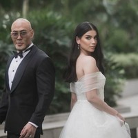 Sabrina Chairunnisa juga menjatuhkan pilihan pada Hian Tjen untuk tampil maksimal di resepsi pernikahan dengan Deddy Corbuzier. Model dan influencer ini mengenakan ballgown berbahan tulle dengan detail lace dan bordir bernuansa dreamy. Aksen tulle pada bagian lengan yang memberi ilusi off-shoulder mempermanis tampilannya. Foto: dok. Instagram/@sabrinachairunnisa_