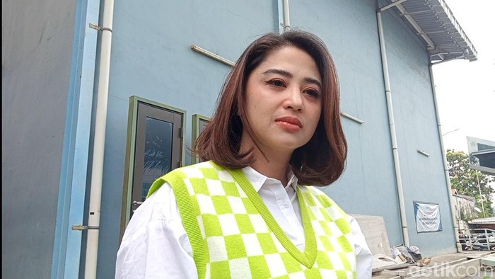 Dewi Perssik saat ditemui di kawasan Trans TV, Jakarta Selatan.