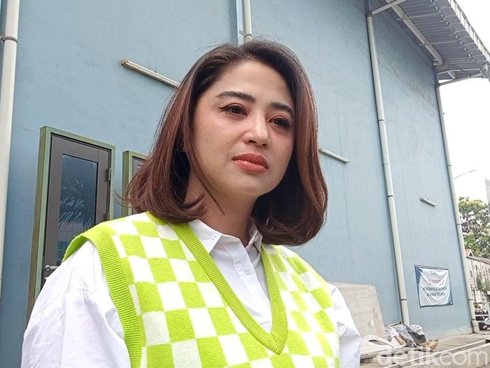 Dewi Perssik Dewi Perssik saat ditemui di kawasan Trans TV, Jakarta Selatan.