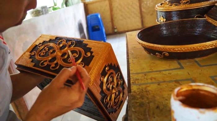 Di tangan orang kreatif seperti Made Suarnayasa, koran bekas bisa menjadi barang berharga yang bernilai ekonomi tinggi.