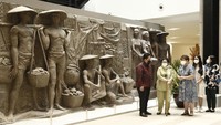 Relief yang disembunyikan itu menggambarkan kehidupan kaum tani. Relief bersejarah di Sarinah itu menggambarkan beberapa sosok petani, pedagang dengan pikulan berisi ikan hingga perempuan membawa bakul hasil panen. Selain itu, ada juga hewan ternak seperti sapi dan kerbau. (Foto: Dok. PDI Perjuangan)