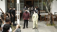 Kedatangan keduanya untuk mengunjungi Galeri Bung Karno yang ada di gedung tersebut.  