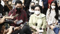 Setelah itu, keduanya lalu turun ke lantai 1 gedung Sarinah untuk makan siang. Hingga kini belum ada keterangan dari Megawati maupun Erick Thohir ke awak media.  