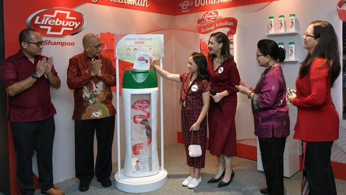 Mona Ratuliu bersama putrinya, Nala turut mendonasikan rambutnya. Hal ini dilakukan dalam program berbagi wig untuk penderita kanker.