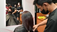 Mona Ratuliu bersama putrinya, Nala mendonasikan rambut sehatnya di tengah acara peluncuran kampanye Berbagi Kebaikan PT Unilever Indonesia untuk membantu penderita kanker di Indonesia.