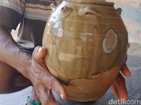 Dua guci keramik kuno dan satu kendi temuan Harun Talla (55), pembuat batu-bata di Desa Mranggen, Jatinom, Klaten. Foto diambil pada Sabtu (12/6/2022).