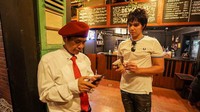 El Rumi juga diketahui memulai bisnis coffee shop yang diberi nama Ruma Rumi. Menu kopi andalan di Ruma Rumi bernama Dewa dan Ratu yang per gelasnya dibanderol Rp 24.000. Foto: Instagram @elelrumi