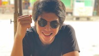Selain jago tinju, mantan Marsha Aruan ini juga hobi kulineran. Salah satu momen kulinernya adalah mencicipi lontong balap dan sate kerang. Foto: Instagram @elelrumi