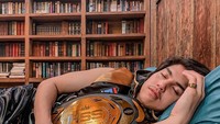 Adik dari Al Ghazali ini langsung mengunggah potretnya memeluk championship belt yang ia dapatkan. Ia terlihat tak ingin berpisah jauh dari belt tersebut. Foto: Instagram @elelrumi