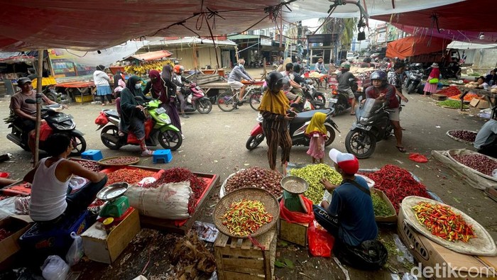 Emak-emak Sudah Tahu? Harga Cabai di Bekasi Tembus Rp 120 Ribu/Kg Harga cabai rawit merah terus merangkak naik. Harga cabai rawit merah di Bekasi bahkan menembus kisaran Rp 120 ribu per kilogram.