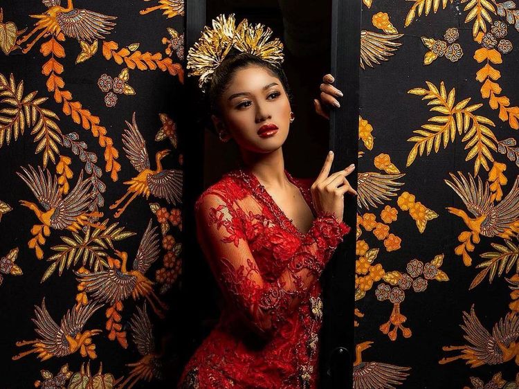 7 Potret Erina Gudono yang Digosipkan Dekat dengan Kaesang