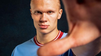 Foto-foto Erling Haaland Pakai Jersey Man City, Keren Gak?
