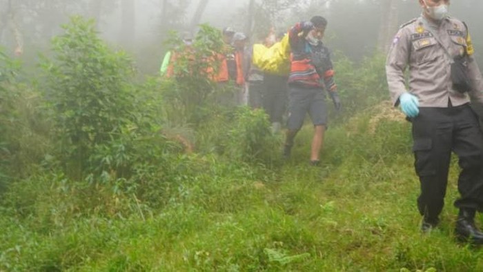 Evakuasi mayat wanita yang ditemukan di lereng Gunung Sumbing, Senin (13/6/2022).