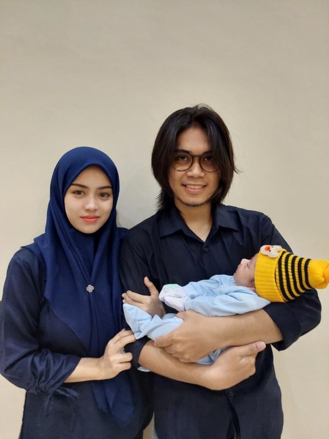 Wolipop sudah mewawancarai Dedi Rosalam sebagai pengunggah video TikTok kisah suami jaga anak di rumah, istri kerja jadi PNS. Dedi mengatakan unggahan tersebut merupakan cerita kesehariannya. Saat itu saya cuman video istri saya yang mau berangkat kerja sambil bantu saya pakai gendongan bayi dan menceritakan pengalaman saya sebagai bapak yang menjaga anak. Istri saya PNS (Guru Kecantikan) di SMK Pariwisata tempat saya tinggal di Sulawesi Tengah, kata Dedi kepada Wolipop belum lama ini lewat pesan singkat. Foto: Dok. pribadi Dedi.