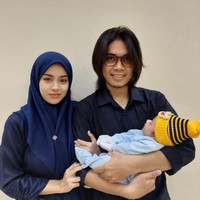 Wolipop sudah mewawancarai Dedi Rosalam sebagai pengunggah video TikTok kisah suami jaga anak di rumah, istri kerja jadi PNS. Dedi mengatakan unggahan tersebut merupakan cerita kesehariannya. Saat itu saya cuman video istri saya yang mau berangkat kerja sambil bantu saya pakai gendongan bayi dan menceritakan pengalaman saya sebagai bapak yang menjaga anak. Istri saya PNS (Guru Kecantikan) di SMK Pariwisata tempat saya tinggal di Sulawesi Tengah, kata Dedi kepada Wolipop belum lama ini lewat pesan singkat. Foto: Dok. pribadi Dedi.