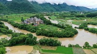 Hujan deras mengguyur sebagian wilayah China tengah dan selatan menyebabkan banjir bandang di sejumlah daerah.  