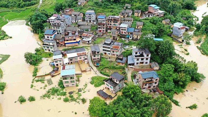 Foto Udara Pemukiman di China Terkepung Banjir This aerial photo taken on June 13, 2022 shows flooded fields and buildings following heavy rains in Rongan in China's southern Guangxi region. - China OUT (Photo by AFP) / China OUT (Photo by STR/AFP via Getty Images)