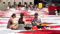 Sebanyak 2.850 kain digelar dan disusun sepanjang alun-alun dan jalan sehingga mengubah St. Gallen menjadi lautan kain merah dan putih.