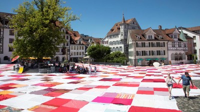 Gokil! Swiss Bikin Kain Piknik Raksasa hingga Tutupi Alun-alun Lho