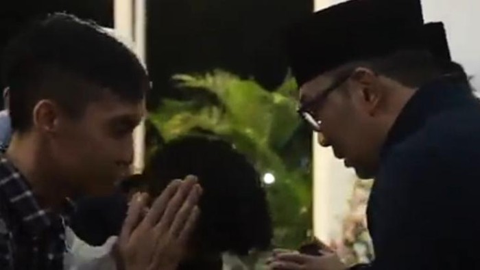 Gubernur Jabar Ridwan Kamil menyapa warga yang bertakziah di Gedung Pakuan