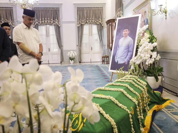 Gubernur Jawa Tengah Ganjar Pranowo saat melayat ke keluarga Ridwan Kamil di Gedung Pakuan Kota Bandung, Minggu (12/6/2022) malam.