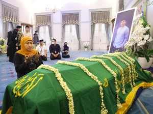 Doa Khofifah di Depan Jenazah Eril