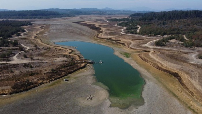 Hii... Danau di Chili Berubah Jadi Gurun Alarm perubahan iklim kini berbunyi nyaring di Chili. Danau Penuelas di kawasan Valparaiso kini berubah menjadi gurun.