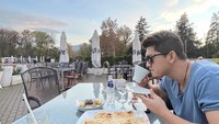 Sebelumnya, Iko Uwais cukup aktif membagikan berbagai aktivitas syuting dan kulinerannya di Instagramnya yang memiliki lebih dari 1,5 juta followers. Seperti fotonya saat bersantai dan ngopi di salah satu kafe di Eropa. Foto: Instagram @iko.uwais
