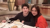 Selalu romantis dengan sang istri, Audy. Meski sudah menikah sejak tahun 2012, tapi dirinya tetap menyempatkan waktu untuk rutin makan malam romantis dengan istrinya. Menu mereka tak jauh dari steak yang digemarinya. Foto: Instagram @iko.uwais