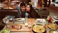 Selain steak, Iko dan Audy juga penggemar hidangan seafood dan masakan Spanyol, seperti menu paella yang disantap dengan steak dan salad. Foto: Instagram @iko.uwais