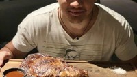 Iko rela menembus macet demi bisa makan malam steak Tomahawk ukuran jumbo ini. Hanya perlu ditaburi garam dan saus pelengkap, dirinya mampu menghabiskan semuanya. Foto: Instagram @iko.uwais