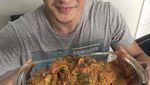 Hobi Makan, Iko Uwais Penggemar Ikan Woku hingga Tomahawk Steak