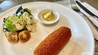 Ini dia tampilan menu kroket viral tersebut. Disajikan di atas piring bersama green salad dengan balsamic dressing, serta ada mustard untuk saus cocolan. Foto: detikFood/Yenny Mustika Sari